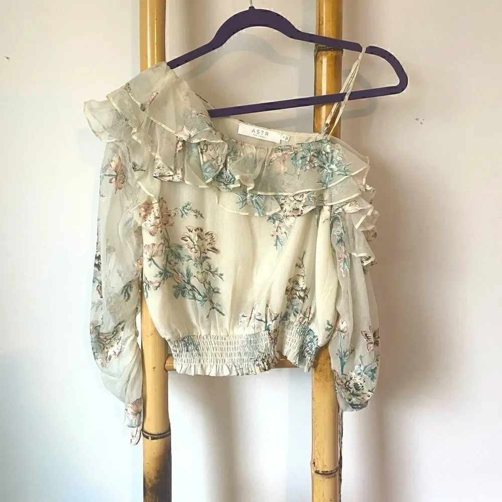 ASTR THE LABEL *NWT* SMALL Ivory Flowered One Shoulder Top - Picture 3 of 9
